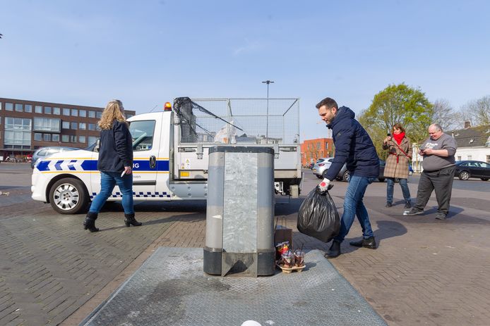Wethouder Rik Thijs en medewerkers van Cure keren vuilniszakken ondersteboven, op zoek naar adresgegevens van illegale bijzetters.
