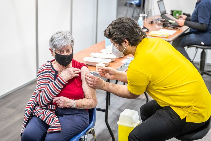 Helmond - Maandag 2 februari werd gestart met vaccineren in sporthal de Braak in Helmond.
