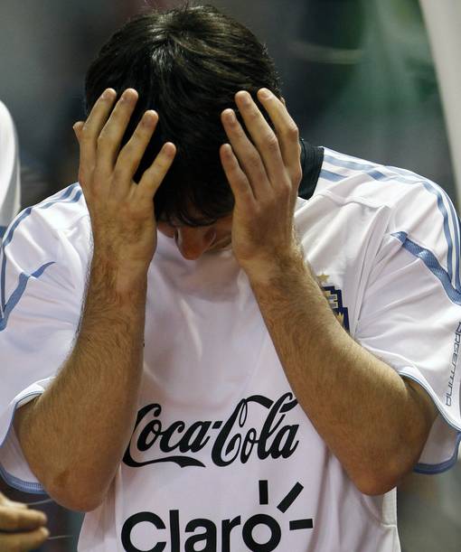 Messi op de bank.