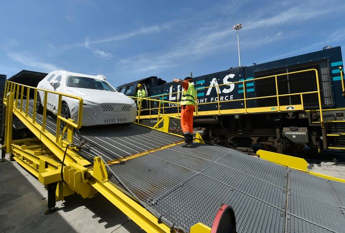 Archiefbeeld: onder meer Volvo Cars maakt volop gebruik van het spoor. Wagens worden met de trein naar China gebracht.