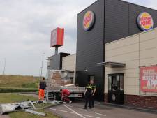 Nieuwsoverzicht | Twee doden bij ongelukken in Brabant - Vrachtwagen verliest dak bij drive-thru Burger King
