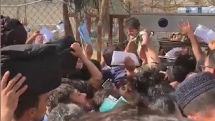 Un bébé passé dans la foule pour fuir le régime taliban, mercredi, à l'aéroport de Kaboul