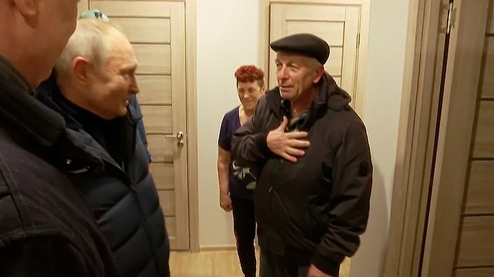'Woon je hier leuk?' vraagt Poetin aan bewoners van een nieuwe woning in Marioepol.