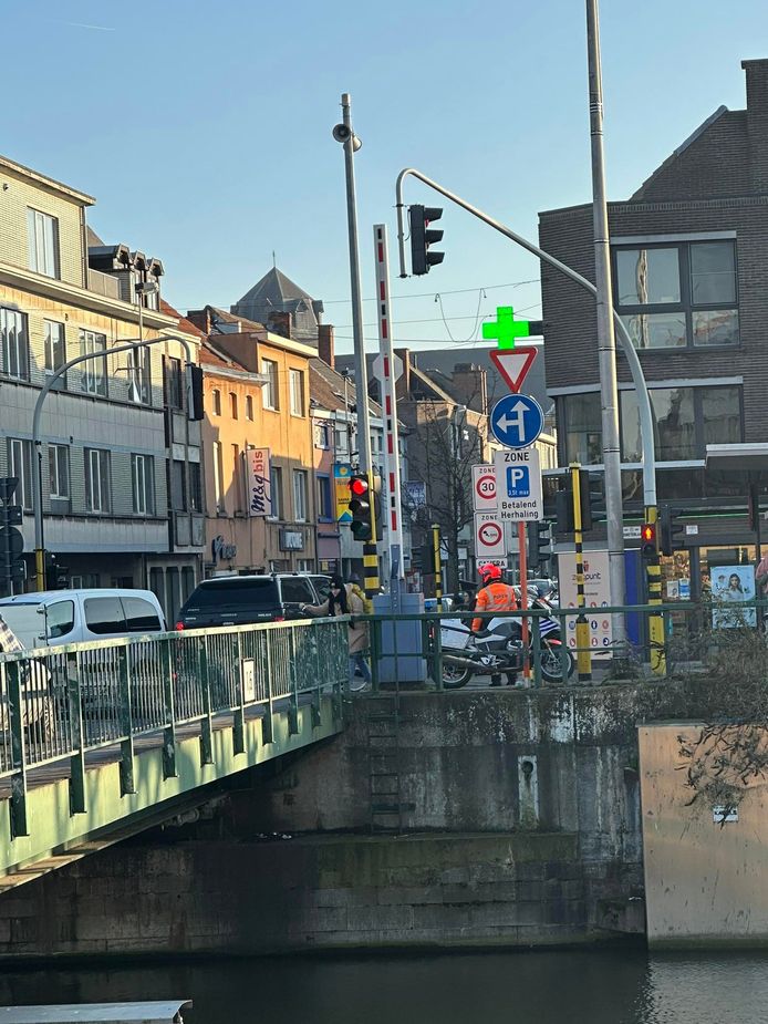 Verkeerschaos door defecte verkeerslichten aan Wondelgemstraat.