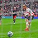 Ajax is de voetballende treurmars, PSV de gepassioneerde jager op de zege