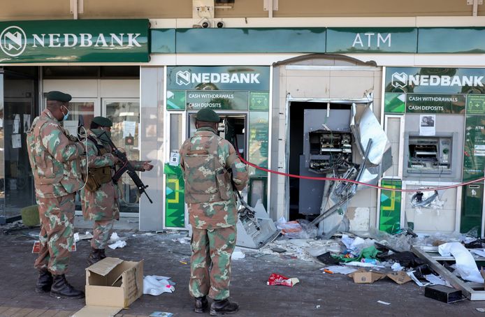 In Soweto werden ook geldautomaten geviseerd.