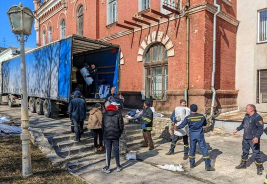 "We moeten de Oekraïense burgers helpen waar we kunnen en zorgen dat humanitaire hulp vlot ter plaatse geraakt, naar bijvoorbeeld de ziekenhuizen en kraamklinieken. Paperassen mogen die hulp niet tegenhouden of bemoeilijken", zegt minister Gilkinet.