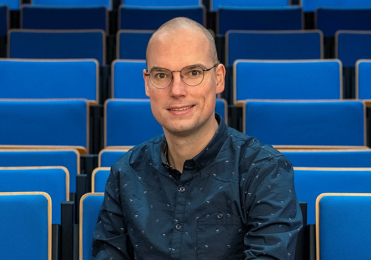 Zultenaar Thomas Desmet voor dictee De Schrijfwijzen Foto hln.be