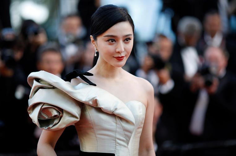 De Chinese actrice Fan Bingbing kwam weer boven water nadat bekend werd dat ze een hoge boete krijgt voor belastingontduiking. Bingbing, bekend van haar rol in de X-Men films, was in juli 2018 plotseling verdwenen.   Beeld EPA