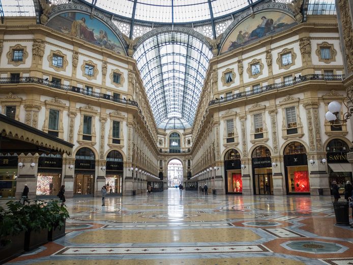 Bijna geen levende ziel te bekennen in Galleria Vittorio Emanuele II, de chique winkelgalerij in Milaan.