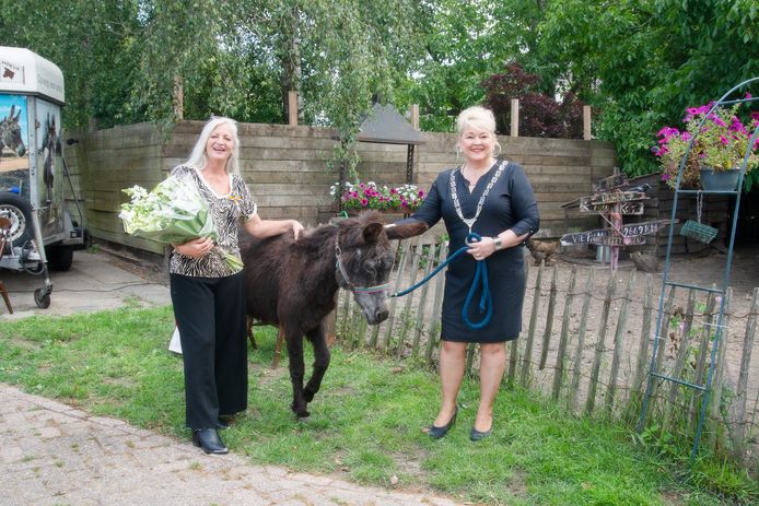 Jacqueline van den Berg met burgemeester Marjon de Hoon