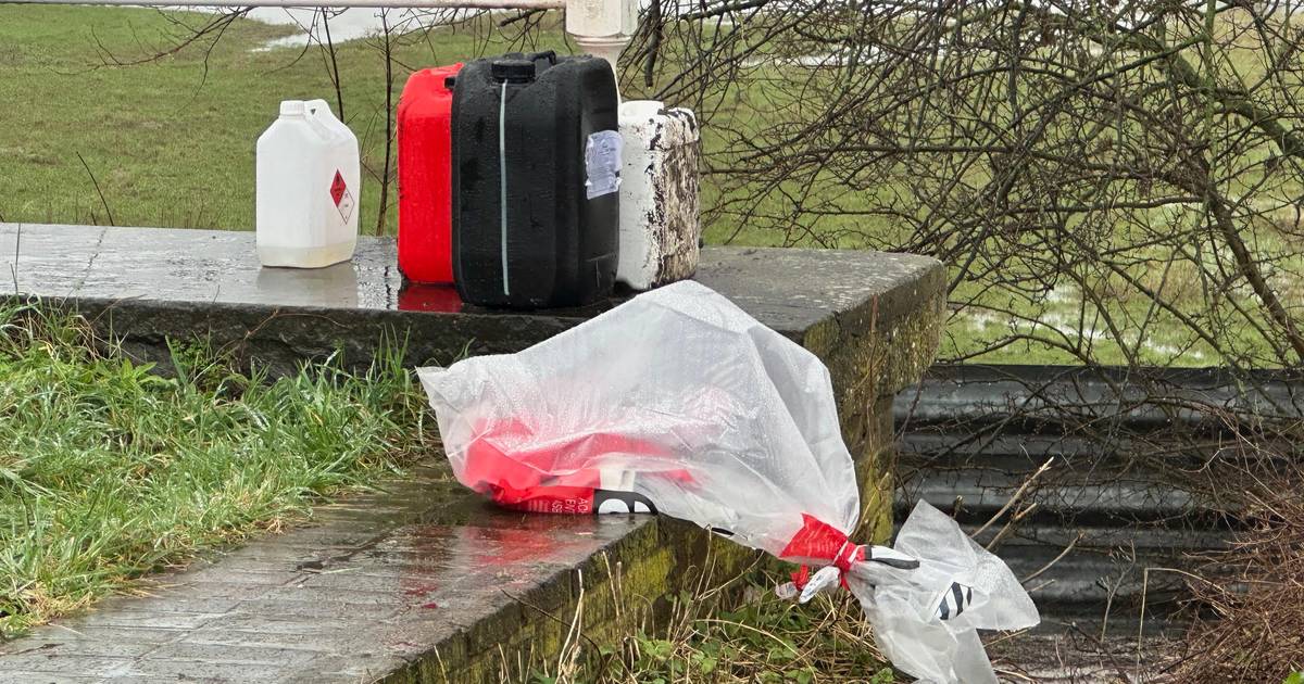 Kannen met mogelijk drugsafval aangetroffen op parkeerplaats bij Heerewaarden