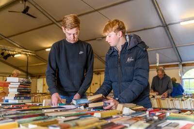 Een tien voor de leerlingen die zich één morgen inzetten voor de boekenbeurs