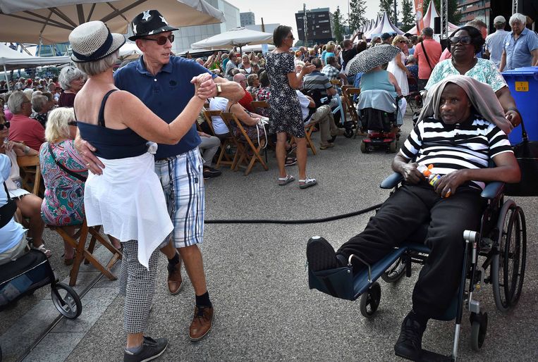 Senioren dansen op het Forever Young Festival, bedoeld voor 65-plussers. Beeld Marcel van den Bergh / de Volkskrant
