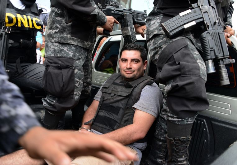 Ook hier wordt de dader stevig geëscorteerd. Beeld AFP