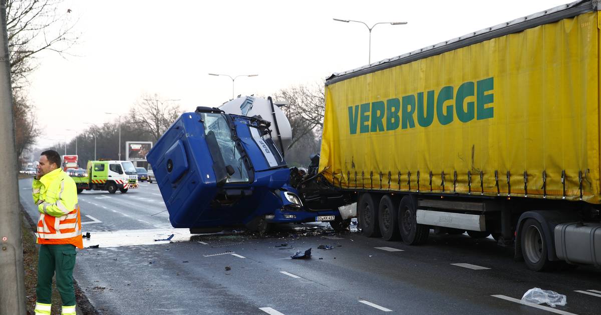 Twee slachtoffers na ongeluk op Ceintuurbaan Zwolle.