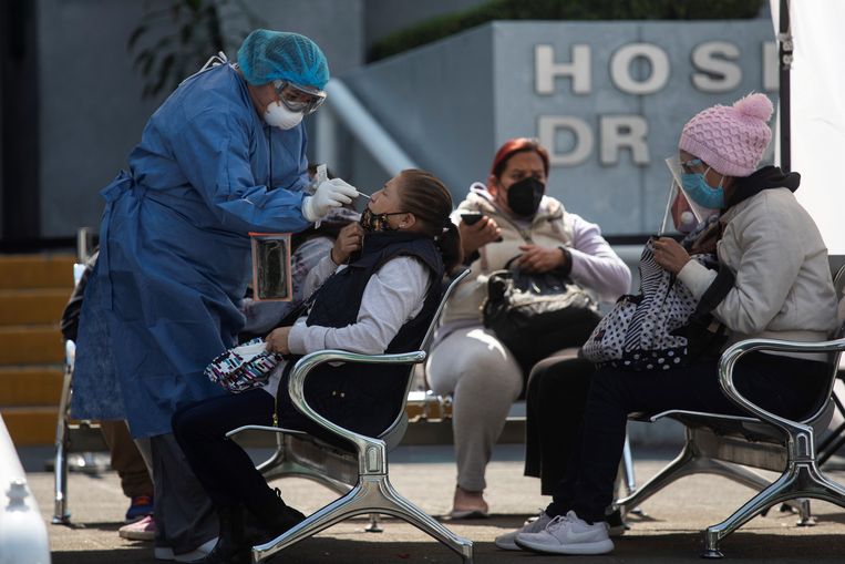 In de Mexicaanse hoofdstad Mexico-Stad wordt een vrouw getest op het coronavirus. Beeld EPA