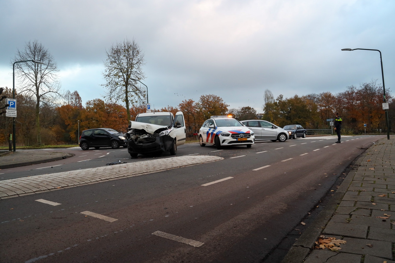 De bestelbus raakte zwaar beschadigd. Het is niet bekend wat de precieze oorzaak van het ongeluk is.