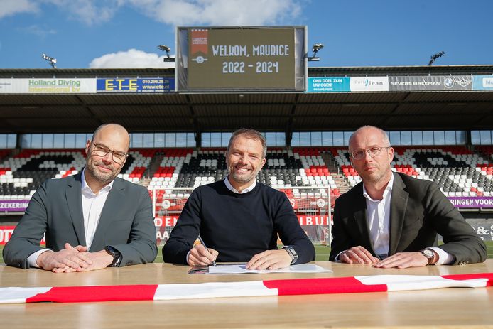 Aankomend Sparta-trainer Maurice Steijn (midden) wordt geflankeerd door algemeen directeur Manfred Laros (links) en  technisch directeur Gerard Nijkamp.