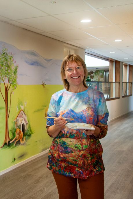 Kunstenares Yvonne maakt muurschilderingen in verpleeghuis: zijn bewoners toch een beetje buiten