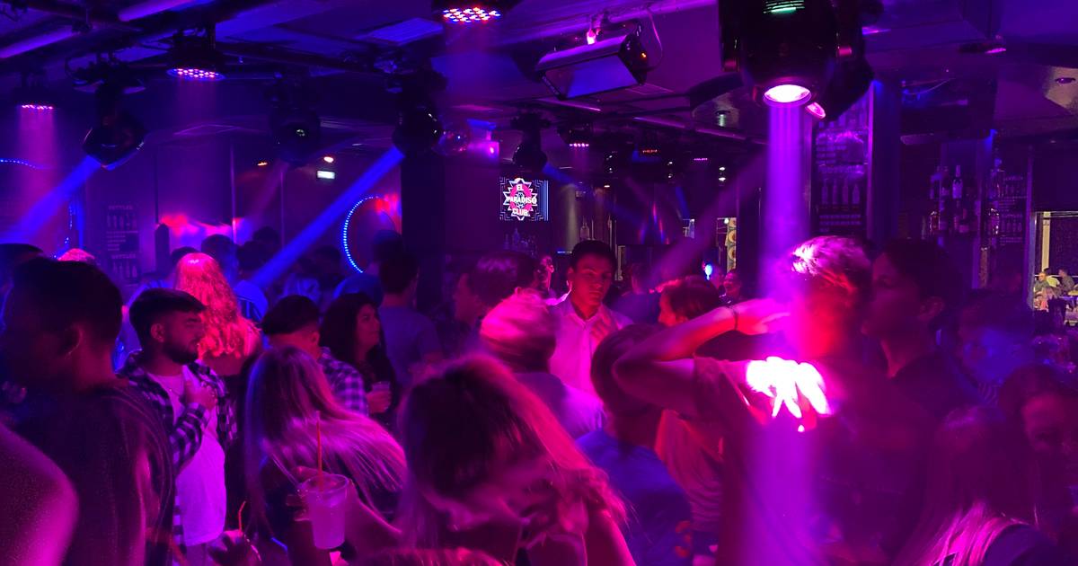 Negen jongens uit Wijchen en Niftrik liepen in Griekenland corona op: ‘In die clubs was het hartstik