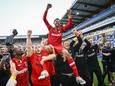 FC Antwerp-speler Faris Haroun gaat na het behalen van de Belgische titel op de schouders bij John Stegeman (rechts).