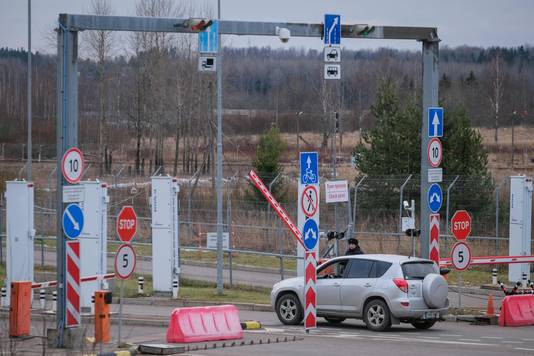 Archiefbeeld aan een grensovergang tussen Finland en Rusland. Ook daar mogen auto's uit Rusland niet meer passeren.