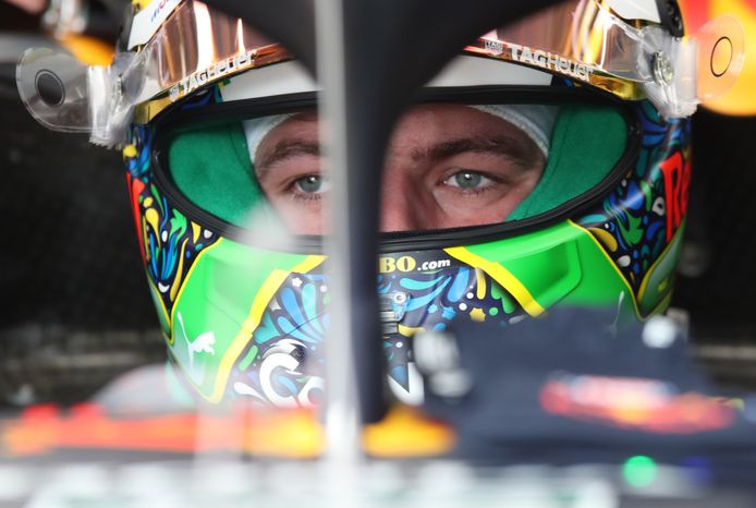 Max Verstappen met zijn speciaal voor de Grand Prix van São Paulo ontworpen helm.