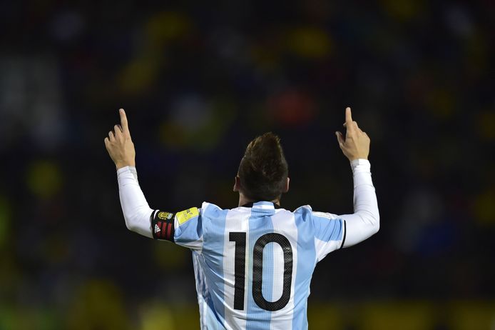 Lionel Messi viert zijn derde treffer.