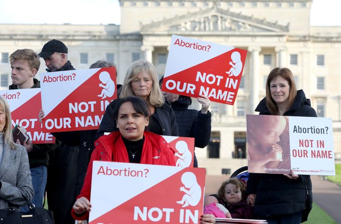 Manifestants anti-avortement devant le Parlement d’Irlande du Nord ce lundi 21 octobre.