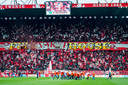 Een sfeeractie van FC Twente-fans voor de wedstrijd tegen Willem II.