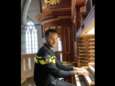 Agent speelt vol passie op orgel in Laurenskerk