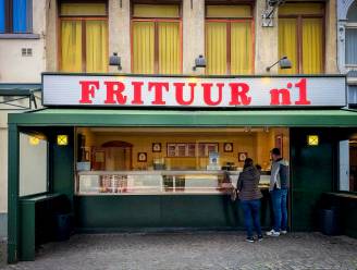 UITGETEST. Onze redactie bestelt bij 15 Antwerpse frietkoten voor Week van de Friet: “Extra punten voor uitbater die luidkeels Jimmy Frey meezingt”
