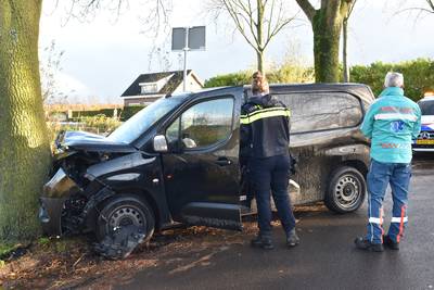 Man en vrouw raken zwaargewond bij botsing tegen boom in Velddriel