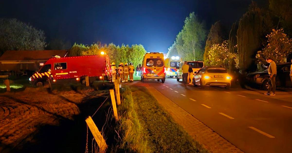 Auto knalt hard tegen wiel van giertank achter tractor: drie bejaarde uit Didam gewond