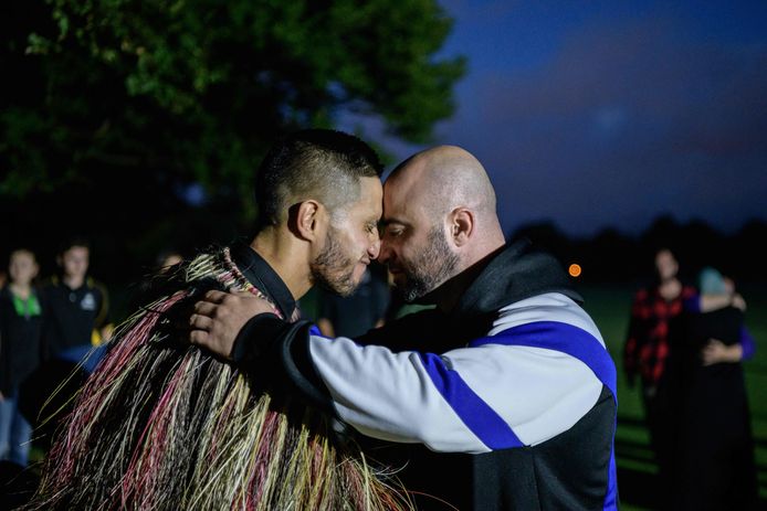 Een Maori en een moslim wisselen bij de Al Noor-moskee in Christchurch een 'hongi’ uit, een traditionele Maori-groet, waarbij de voorhoofden en neuzen elkaar kort raken.