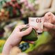 Contant geld verdwijnt op meer plekken: ‘Verplicht pinnen? Dan ga ik naar de buren’