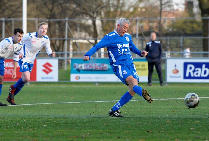 John de Jong, vader van Frenkie, schopt zelf ook nog graag tegen een bal.