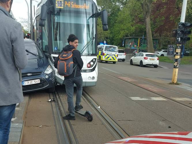 Tram en auto botsen op Sint-Bernardsesteenweg bij Kielpark