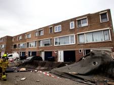 Storm Evert trekt over de regio; dakbedekking waait van huizen en vrachtwagen kantelt