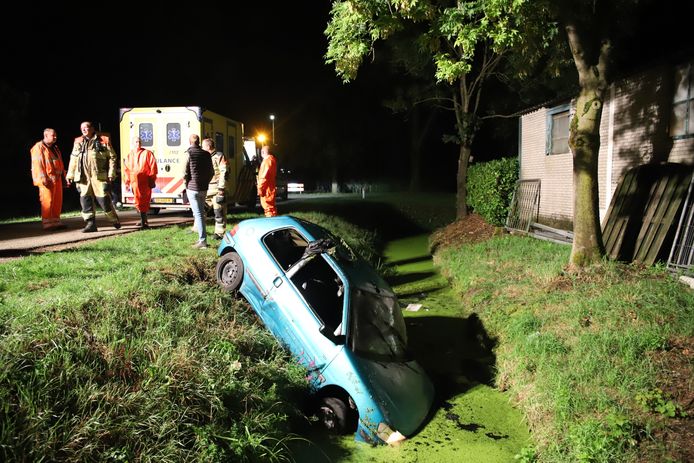 De auto ligt met de neus naar beneden in de sloot in Enspijk.