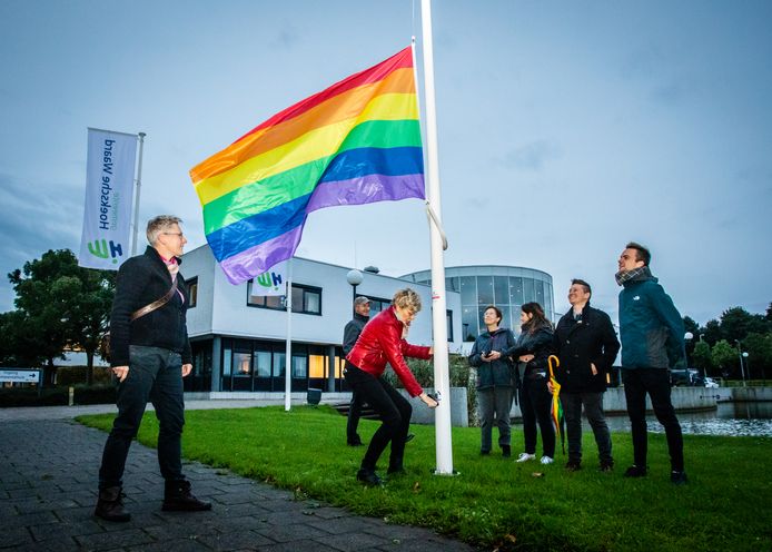 De regenboogvlag bij het gemeentehuis in Maasdam. Deze werd vorig jaar gehesen tijdens Coming Out Day.
