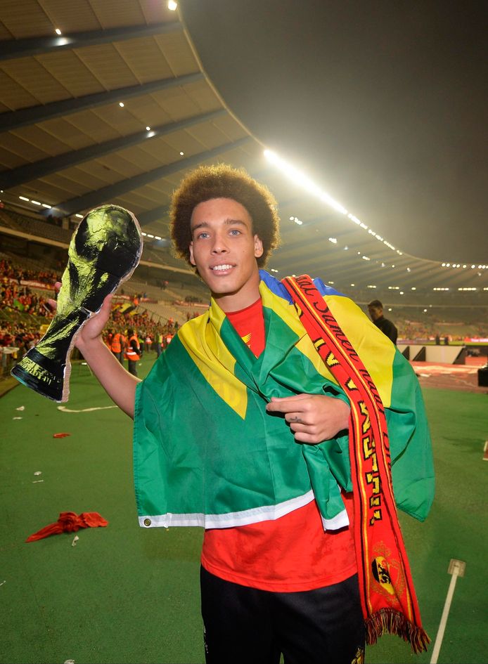 Axel Witsel viert de kwalificatie voor het WK in Brazilië.