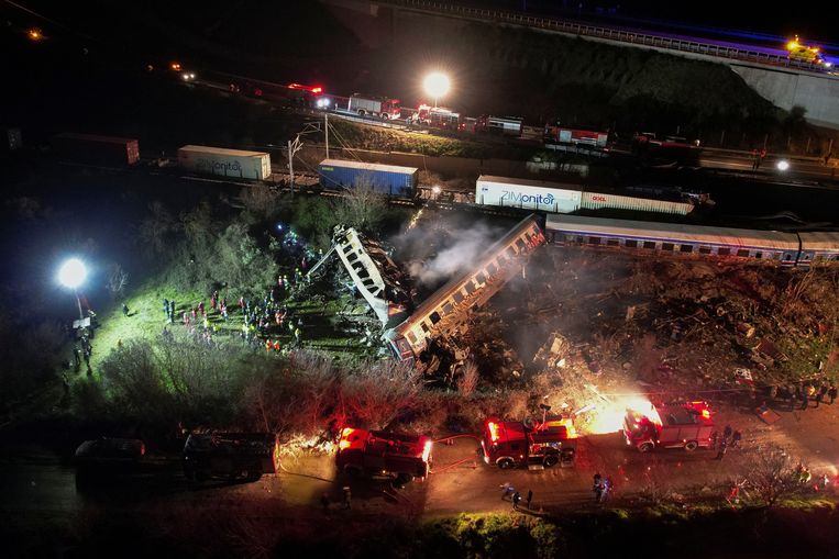 Brandweerwagens bij de plek waar twee treinen op elkaar botsten. Beeld REUTERS