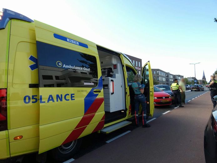 De Oldenzaalsestraat is deels afgesloten na een ongeval