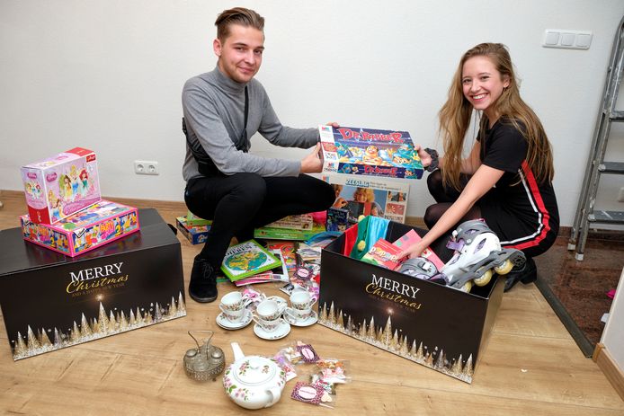 Juun Hazejager en Fleur Snoeij stellen kerstpakketten samen voor minderbedeelden