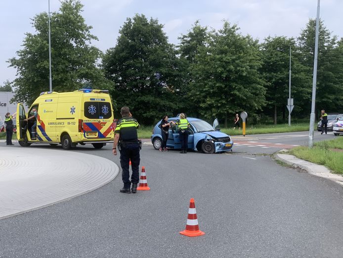 Twee Gewonden Bij Eenzijdig Ongeluk Met Lantaarnpaal In Doetinchem Doetinchem Gelderlander Nl