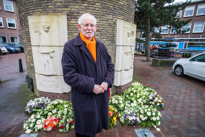 Evert de Niet bij het evacuatie monument op het Tesselseplein in Duindorp.