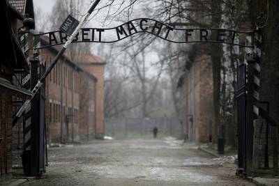 Barakken van nazikamp Auschwitz beklad met anti-Joodse leuzen: “Schandelijk”