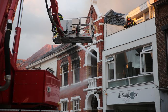 Brandweer druk doende met blussen van brand in historisch pand in Steenbergen